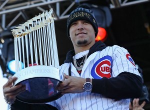 Javier Báez, de los Cubs de Chicago, con el trofeo de campeones de la Serie Mundial y monarcas del beisbol de las Grandes Ligas.