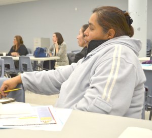 Petra Ocampo, madre de cuatro hijos, participó en el taller 'Conozca sus Derechos' impartido por la Departamento de Inmigración de Logan Square Neighborhood Association.